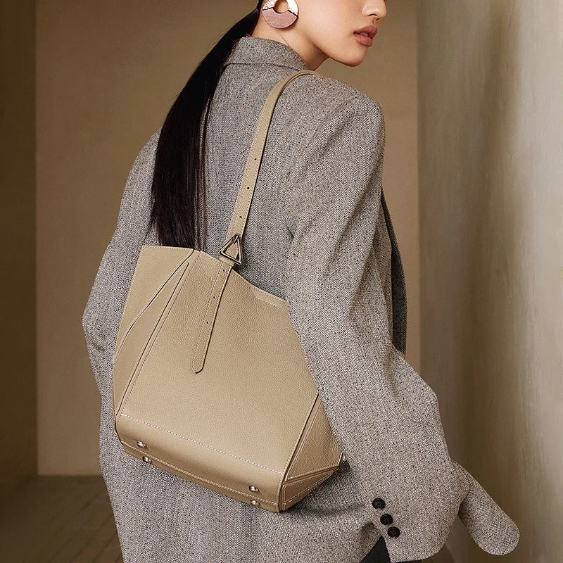 Woman carrying a gray handbag