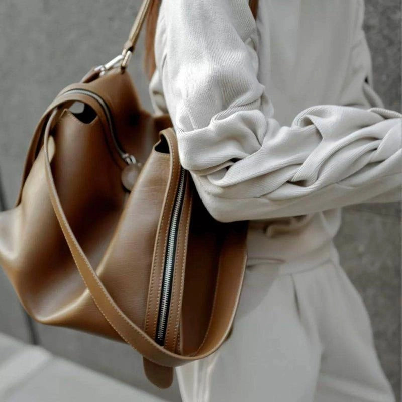 black_leather_zipper_large_tote_bag_with_wide_shoulder_strap_shoulder_4