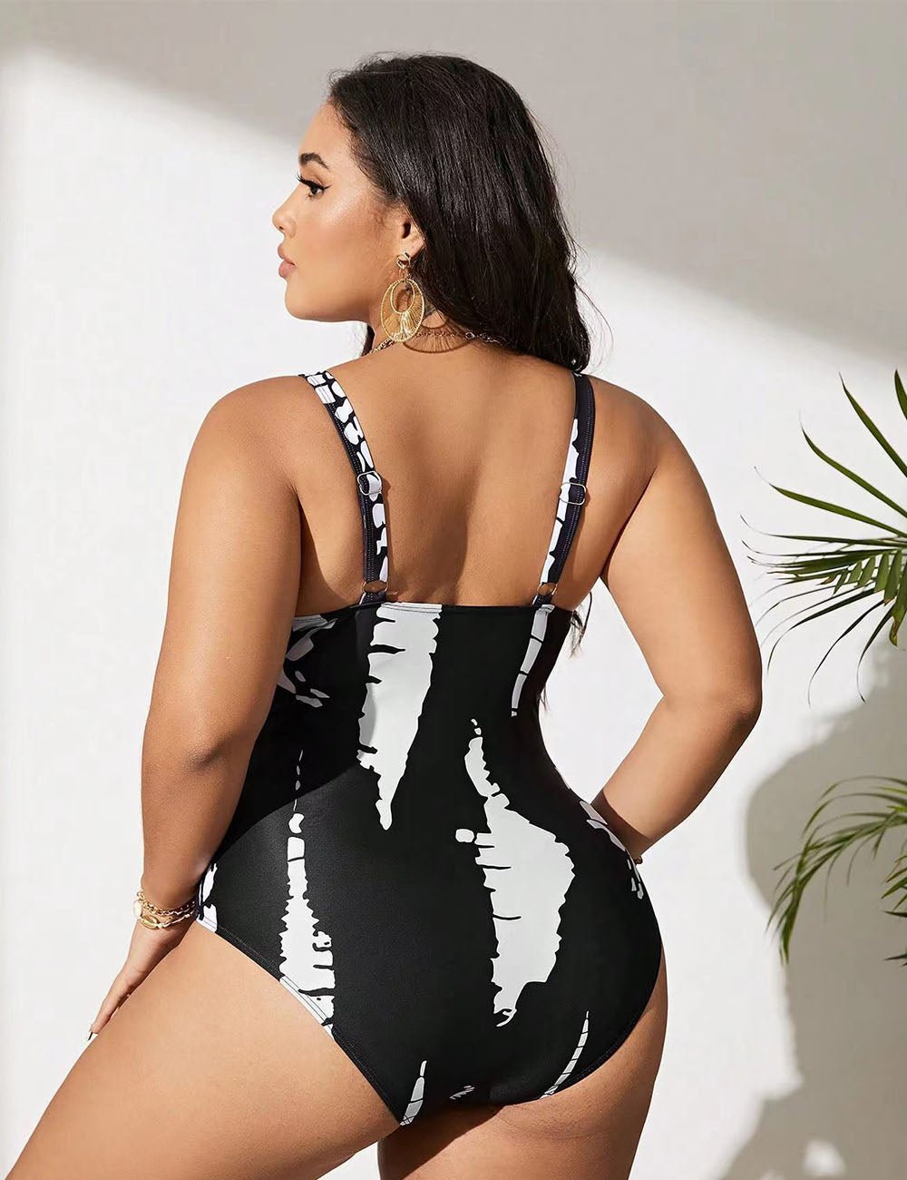 Women Plus Size Black and White Twist Front One Piece Swimsuit - PRUSES