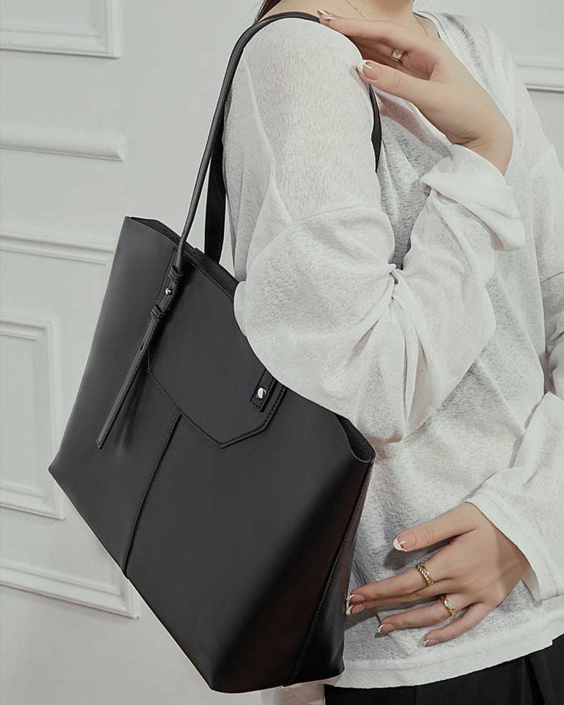 Women's black  Minimalist Vegetable-Tanned Leather Tote Bag