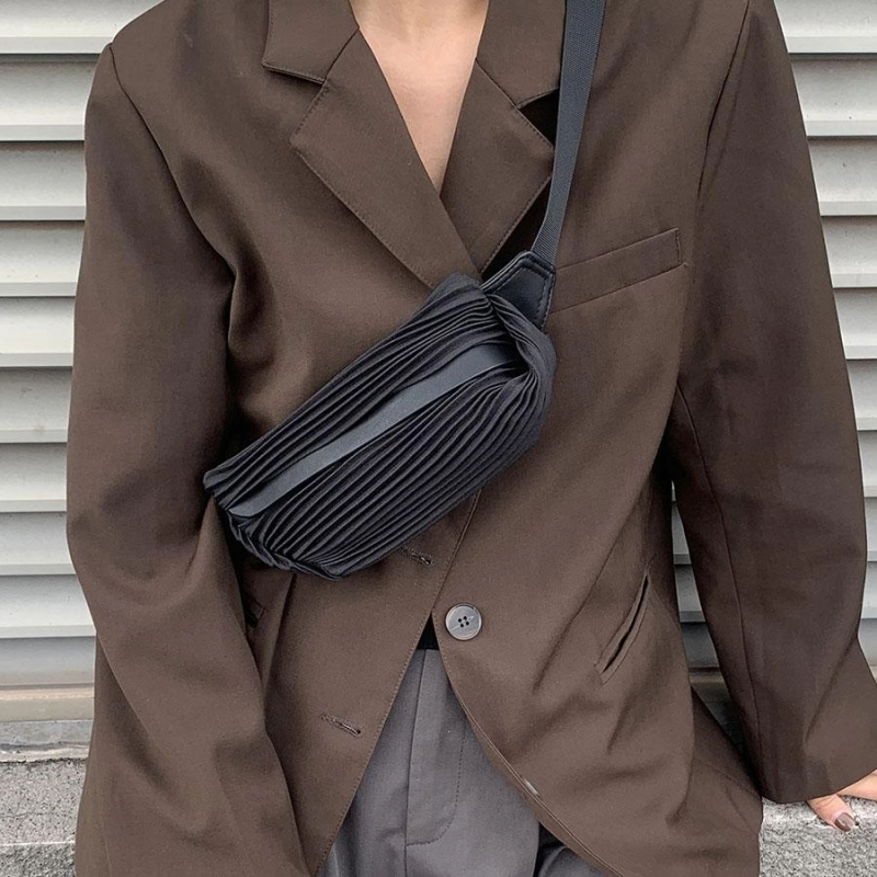 Black Wrinkle Fanny Pack Waist Bag with Zipper | PRUSES