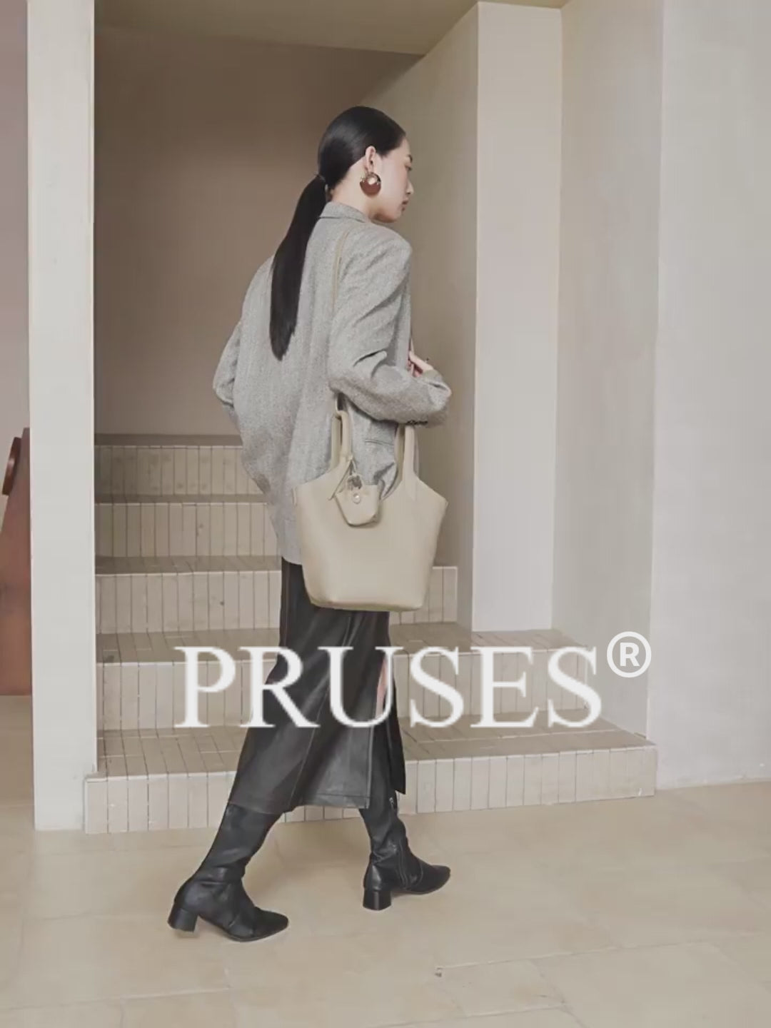 Women's Genuine Leather Bucket Bag with Mini Pouch  pruses vedio