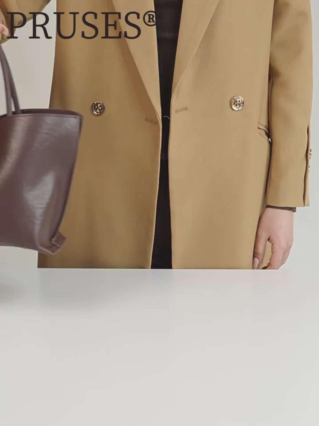 PRUSES Women’s Vegetable-Tanned Leather Crossbody Tote video showcasing three carrying styles—handheld, shoulder, and crossbody—along with the bag’s interior compartments and capacity